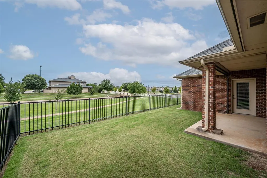 Photo 33 — 10337 Hawthorn Drive, Oklahoma City, OK 73120