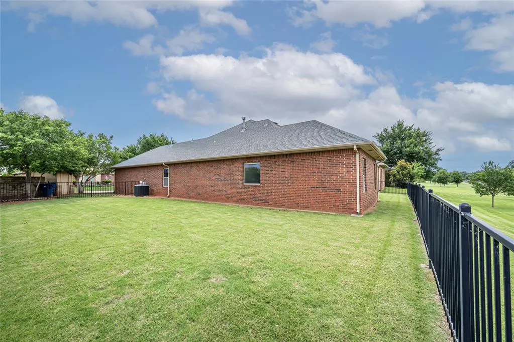 Photo 38 — 10337 Hawthorn Drive, Oklahoma City, OK 73120