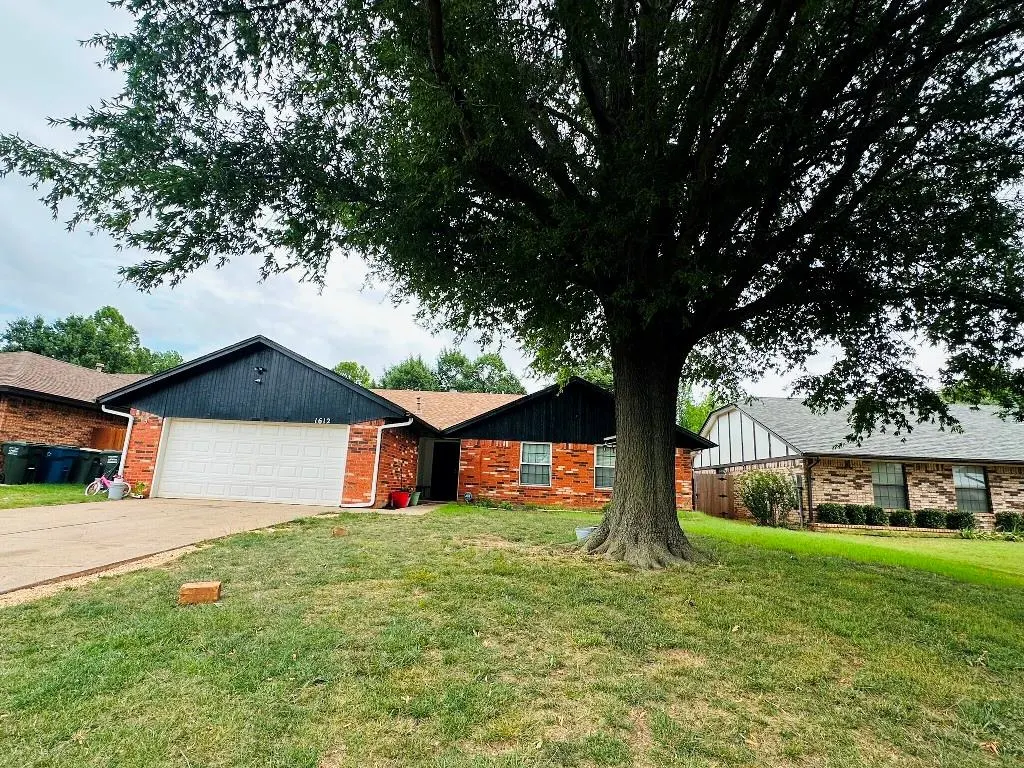 Photo 4 — 1612 Whispering Creek Drive, Edmond, OK 73013
