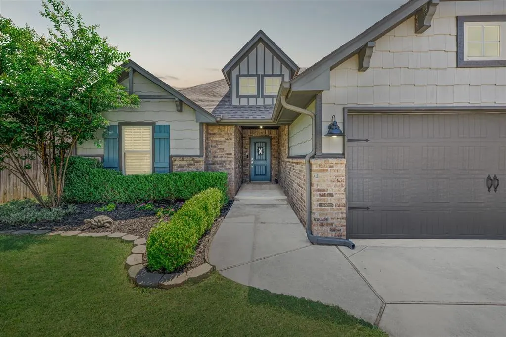 Photo 2 — 4908 Wister Lane, Edmond, OK 73025