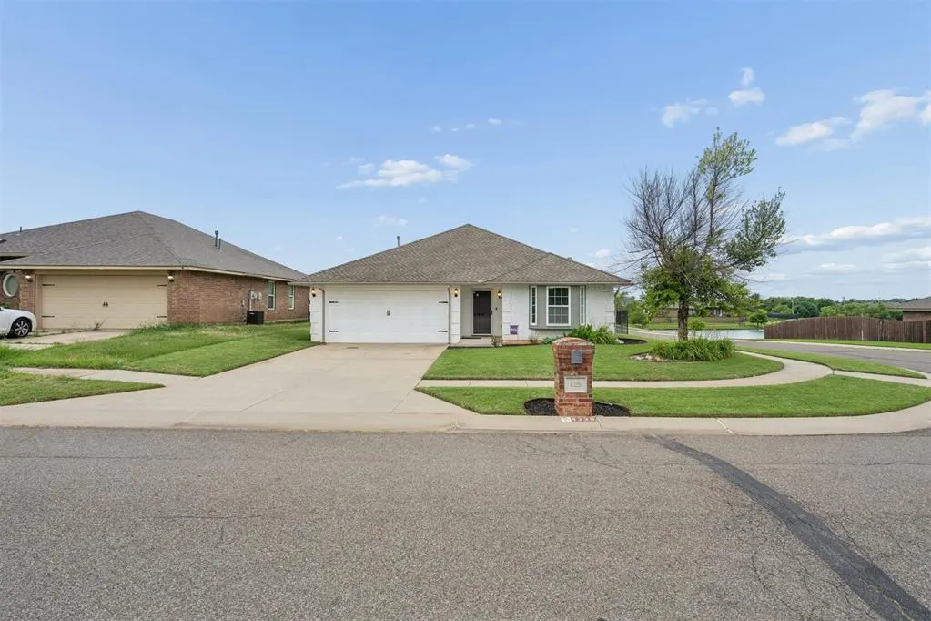 Photo 2 — 4229 Syracuse Street, Moore, OK 73160