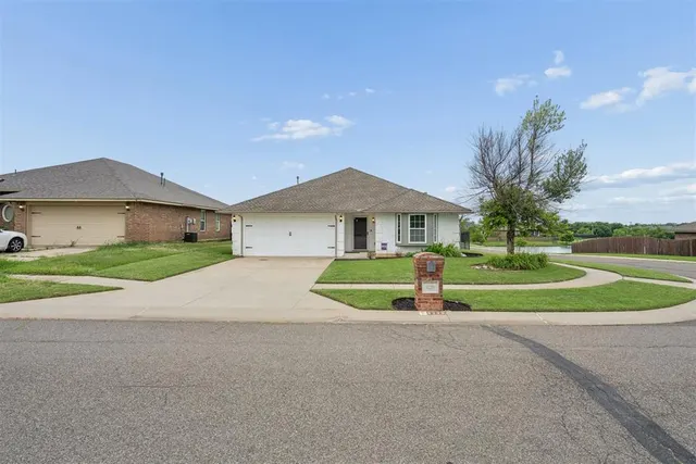 Photo 2 — 4229 Syracuse Street, Moore, OK 73160