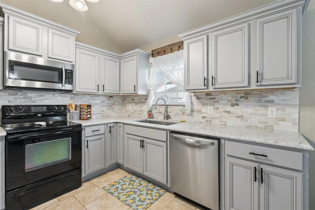 Photo 11 — 4229 Syracuse Street, Moore, OK 73160