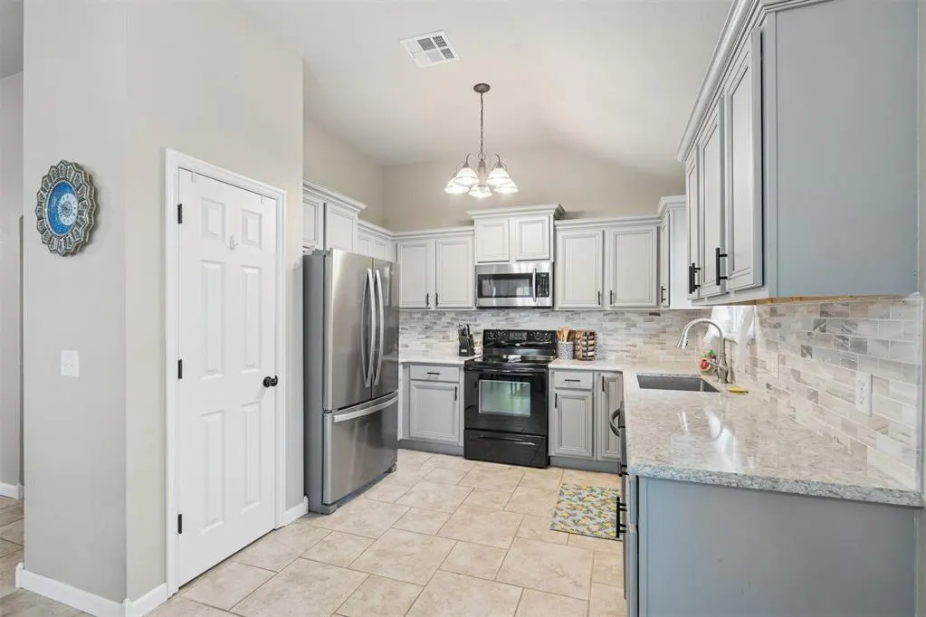 Photo 14 — 4229 Syracuse Street, Moore, OK 73160