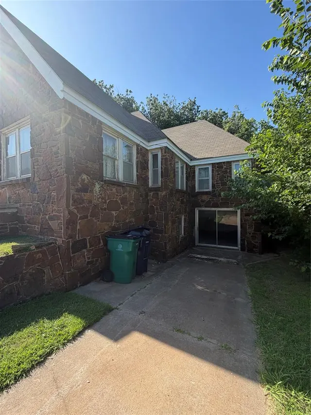 Photo 3 — 525 SW 35th Street, Oklahoma City, OK 73109