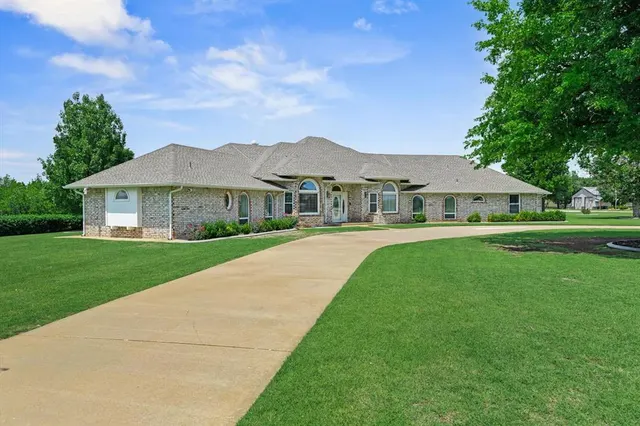 Photo 2 — 4201 Saint Croix Drive, Edmond, OK 73025