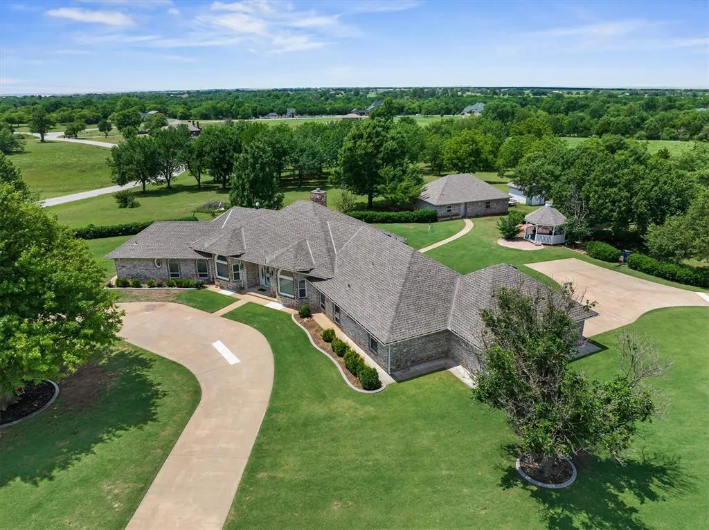 Photo 9 — 4201 Saint Croix Drive, Edmond, OK 73025