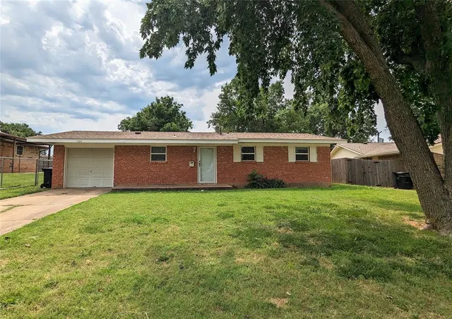Photo 2 — 1404 Heather Lane, Moore, OK 73160