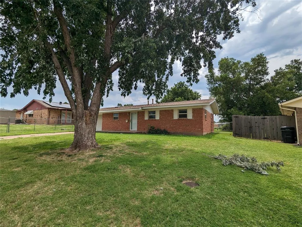 Photo 3 — 1404 Heather Lane, Moore, OK 73160
