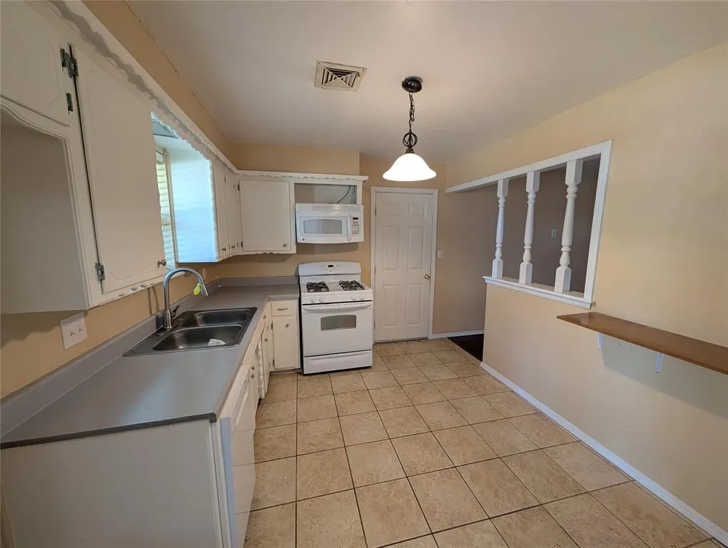 Photo 6 — 1404 Heather Lane, Moore, OK 73160