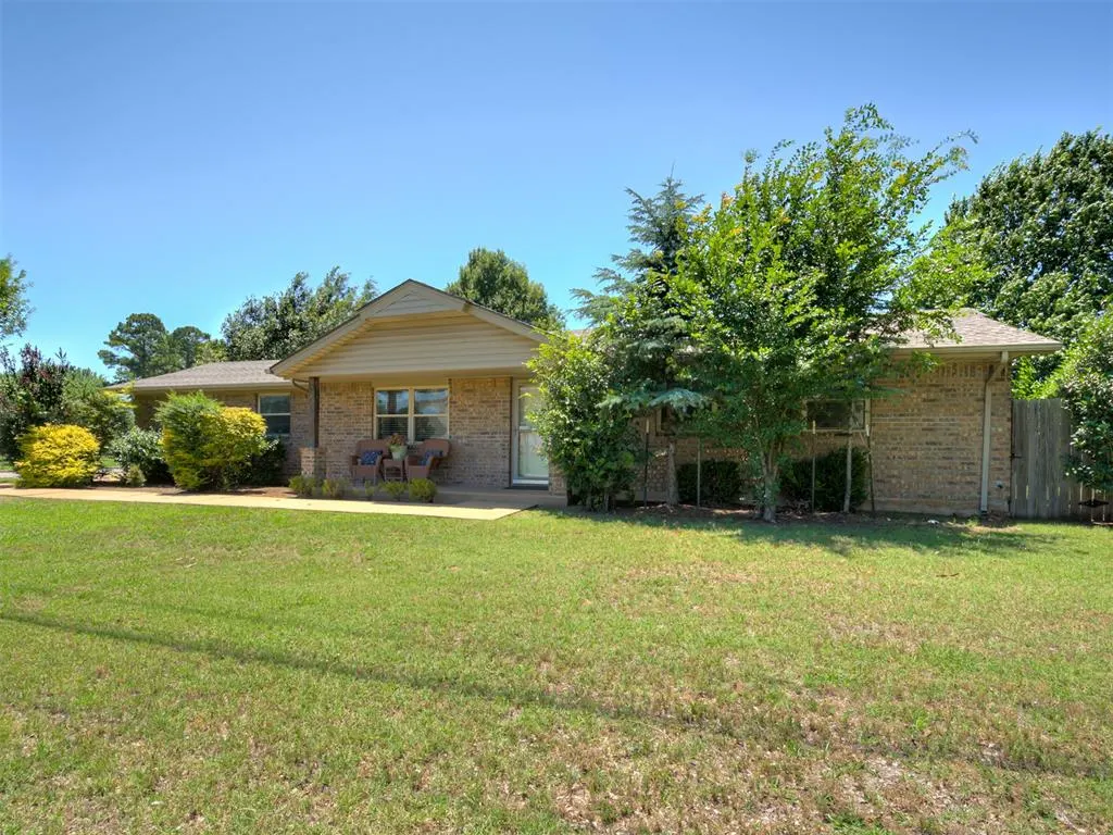 Photo 2 — 601 SW 9th Street, Moore, OK 73160