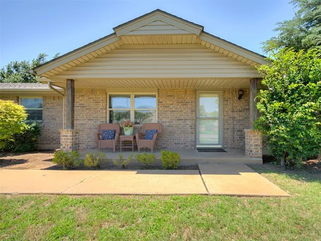 Photo 4 — 601 SW 9th Street, Moore, OK 73160