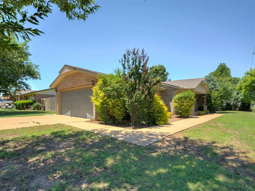 Photo 5 — 601 SW 9th Street, Moore, OK 73160