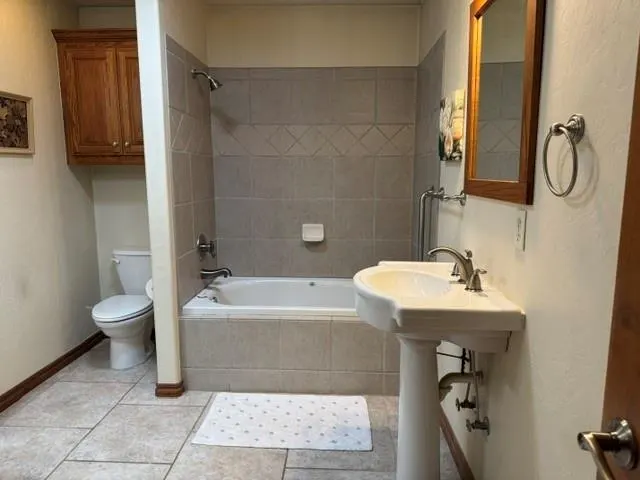 Photo 10 — 259 E Lake Drive, Lawton, OK 73557