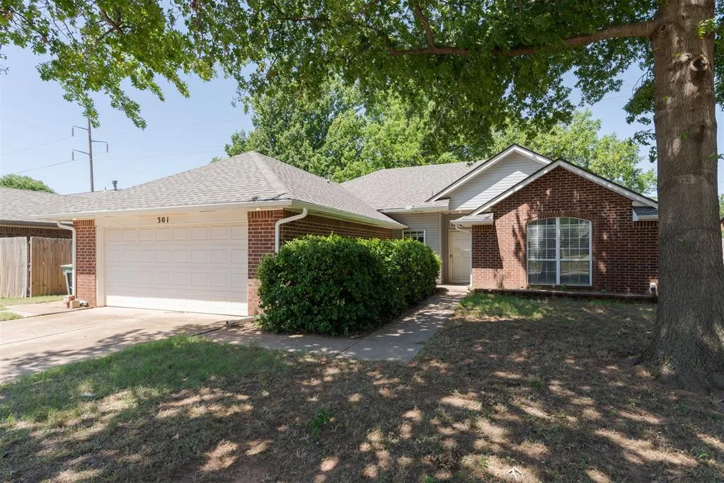 Photo 3 — 301 N Rockypoint Drive, Edmond, OK 73003
