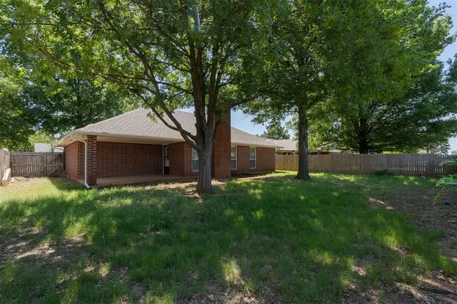 Photo 8 — 301 N Rockypoint Drive, Edmond, OK 73003