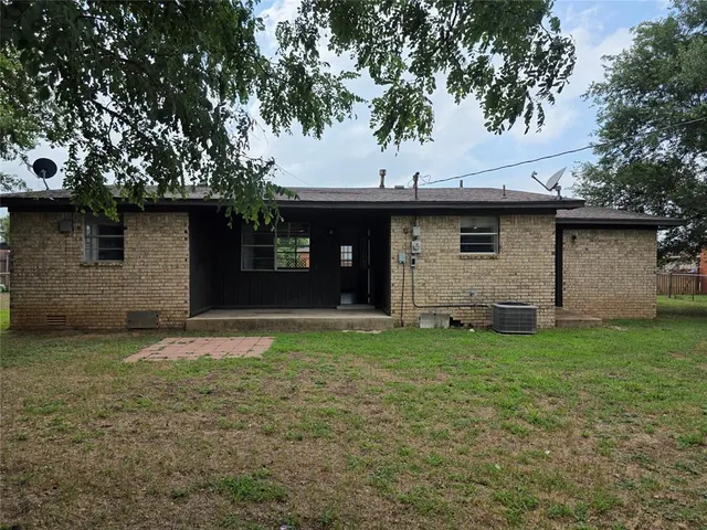 Photo 2 — 113 Glenhaven Drive, Chickasha, OK 73018