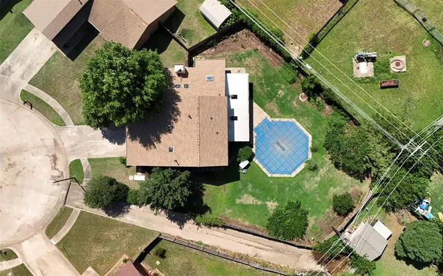 Photo 2 — 1372 W Cedarbrook Lane, Moore, OK 73170