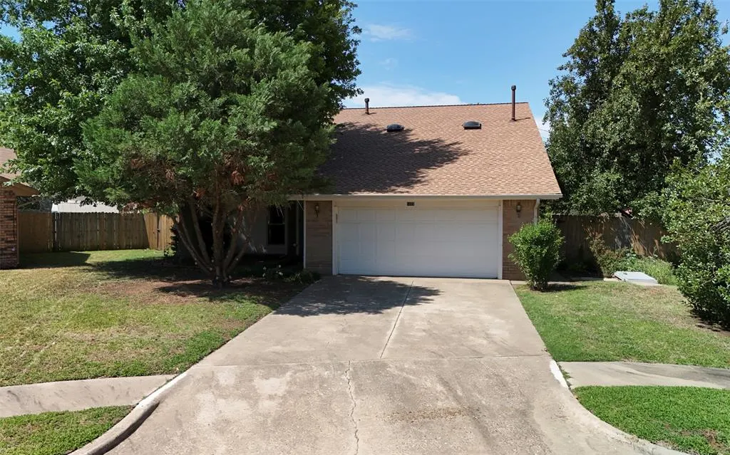 Photo 6 — 1372 W Cedarbrook Lane, Moore, OK 73170