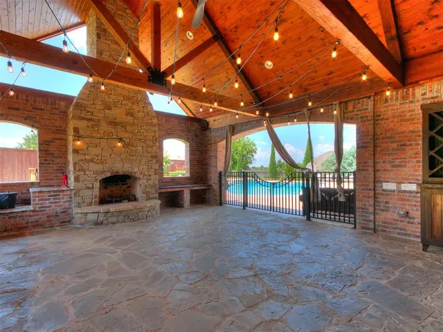 Photo 2 — 14401 Yorkshire Lane, Oklahoma City, OK 73142