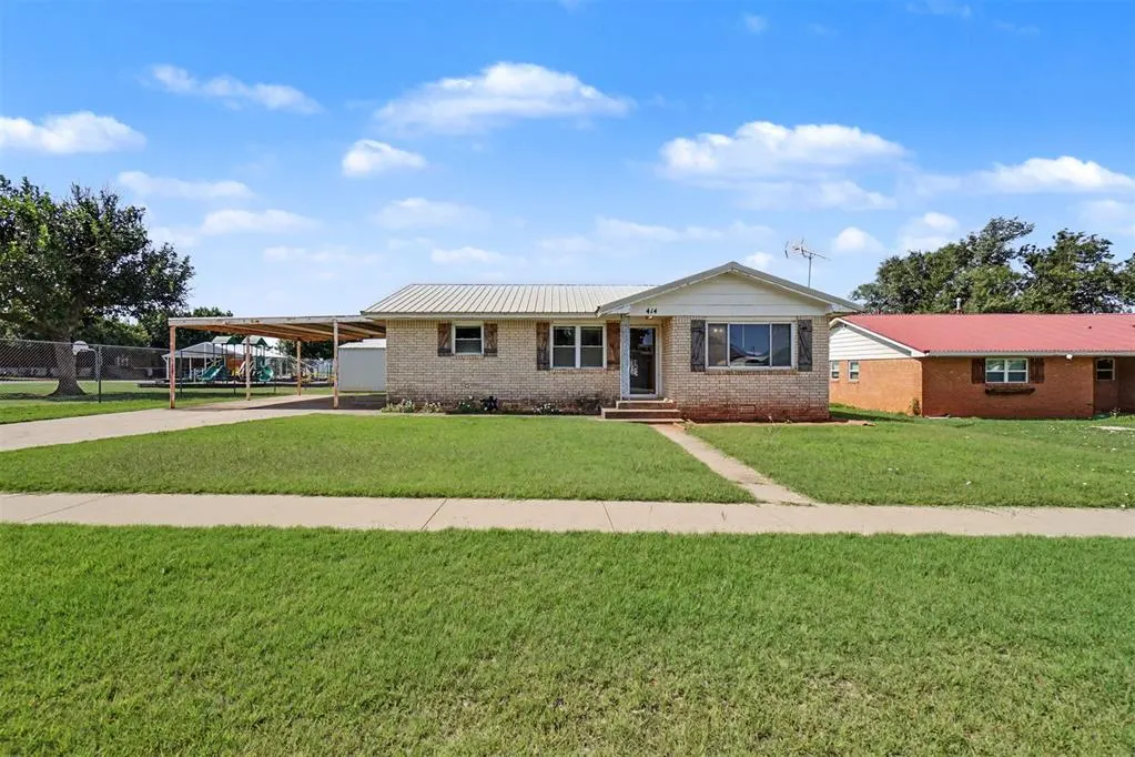 Front exterior — 414 E Broadway Street, Leedey, OK 73654