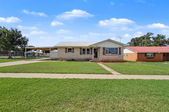 Front exterior — 414 E Broadway Street, Leedey, OK 73654