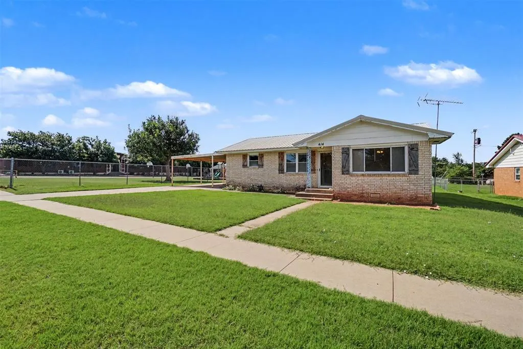 Photo 3 — 414 E Broadway Street, Leedey, OK 73654