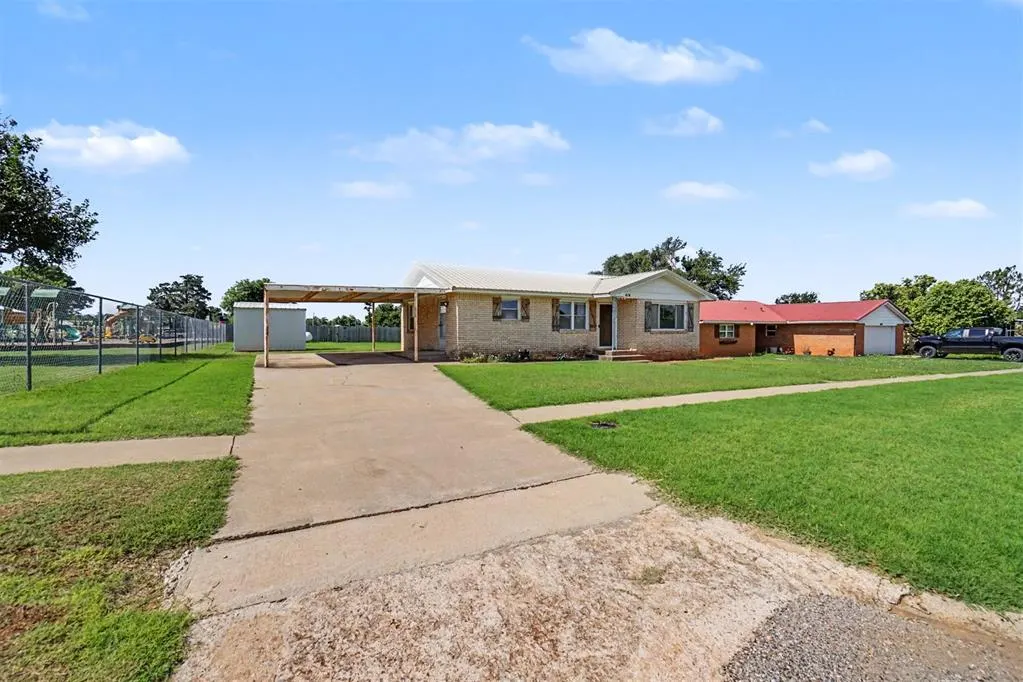 Photo 4 — 414 E Broadway Street, Leedey, OK 73654