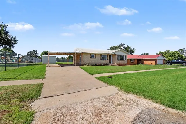 Photo 4 — 414 E Broadway Street, Leedey, OK 73654