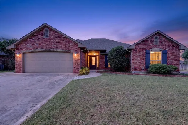 Front exterior — 346 Pacific Crest Trail, Edmond, OK 73003