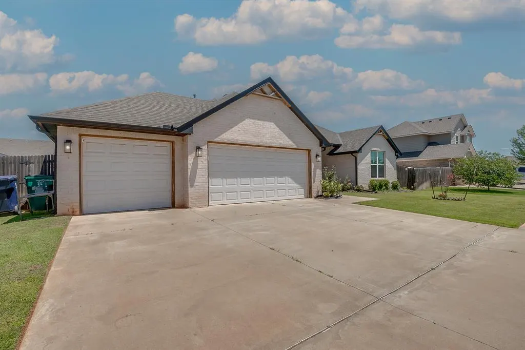 Front exterior — 11017 SW 32nd Street, Yukon, OK 73099