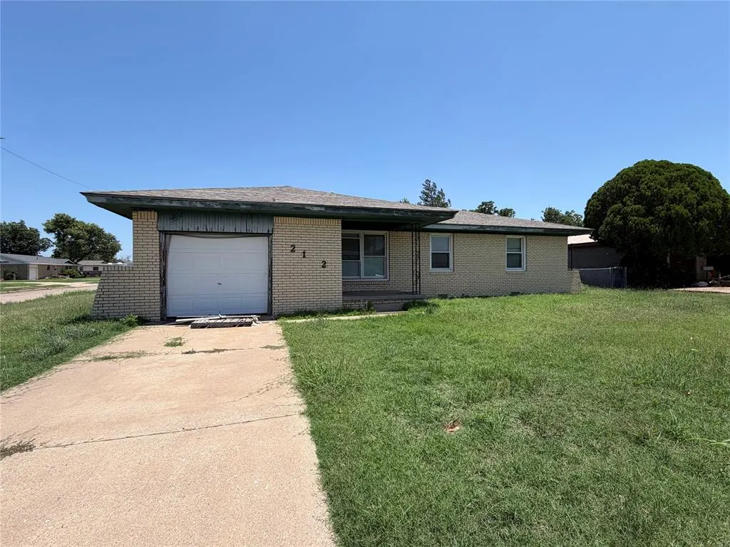 Front exterior — 2112 N Canary Lane, Altus, OK 73521