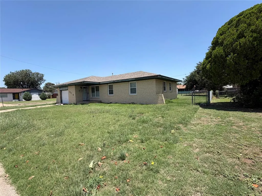 Photo 2 — 2112 N Canary Lane, Altus, OK 73521