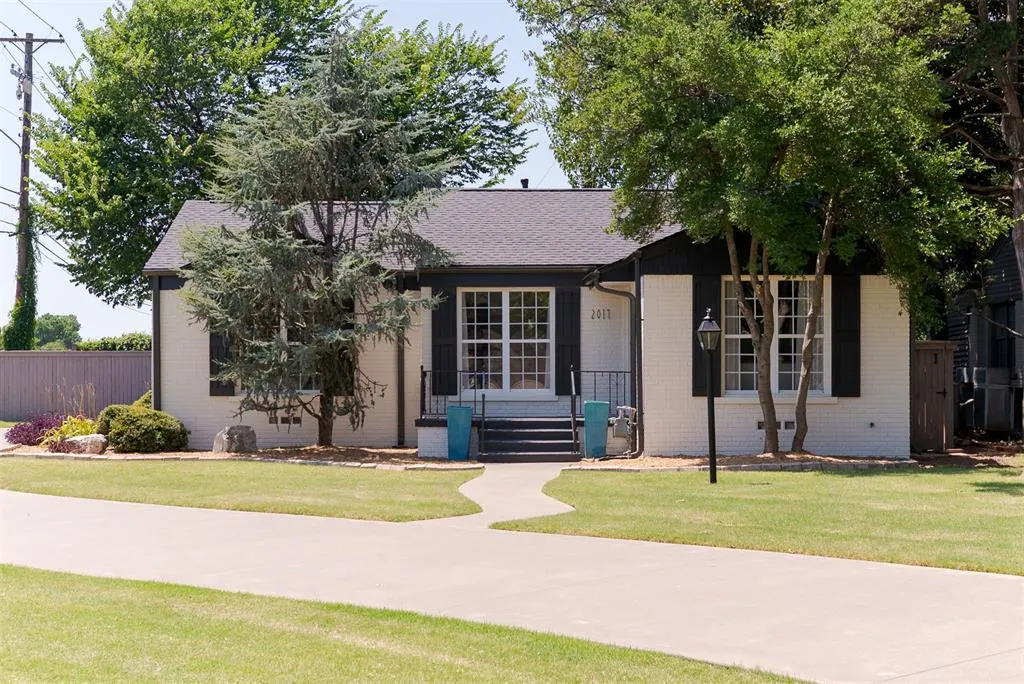 Front exterior — 2017 Huntington Avenue, Nichols Hills, OK 73116