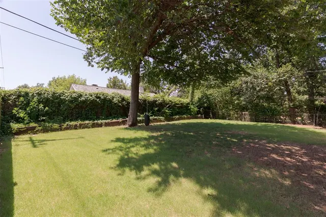Photo 6 — 2017 Huntington Avenue, Nichols Hills, OK 73116