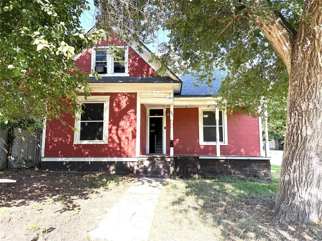 Front exterior — 221 N Barker Avenue, El Reno, OK 73036