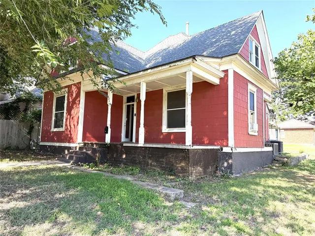 Photo 2 — 221 N Barker Avenue, El Reno, OK 73036