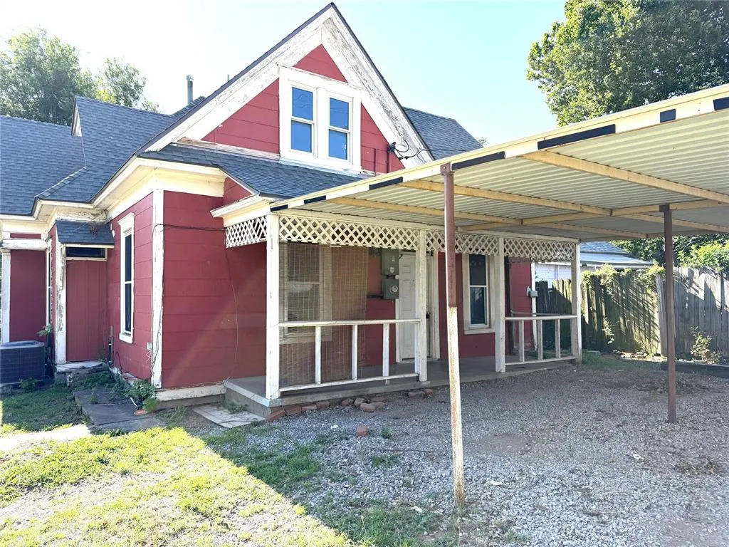 Photo 3 — 221 N Barker Avenue, El Reno, OK 73036