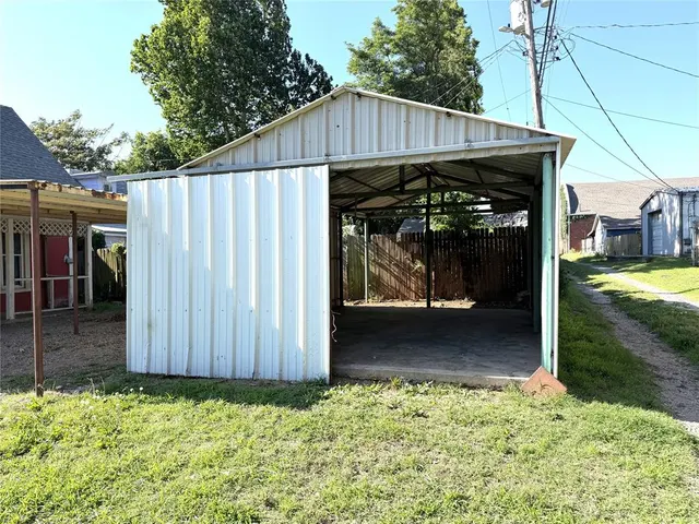 Photo 4 — 221 N Barker Avenue, El Reno, OK 73036
