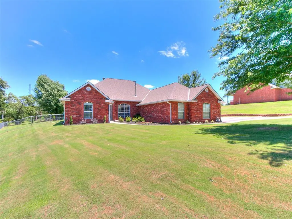 Photo 2 — 7212 Sapphire Lane, Oklahoma City, OK 73150