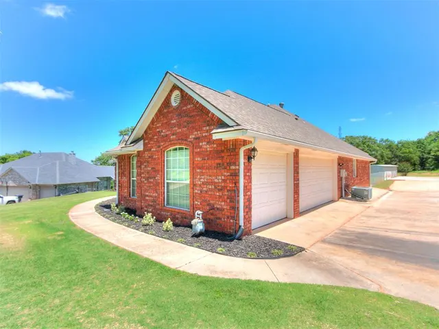 Photo 3 — 7212 Sapphire Lane, Oklahoma City, OK 73150