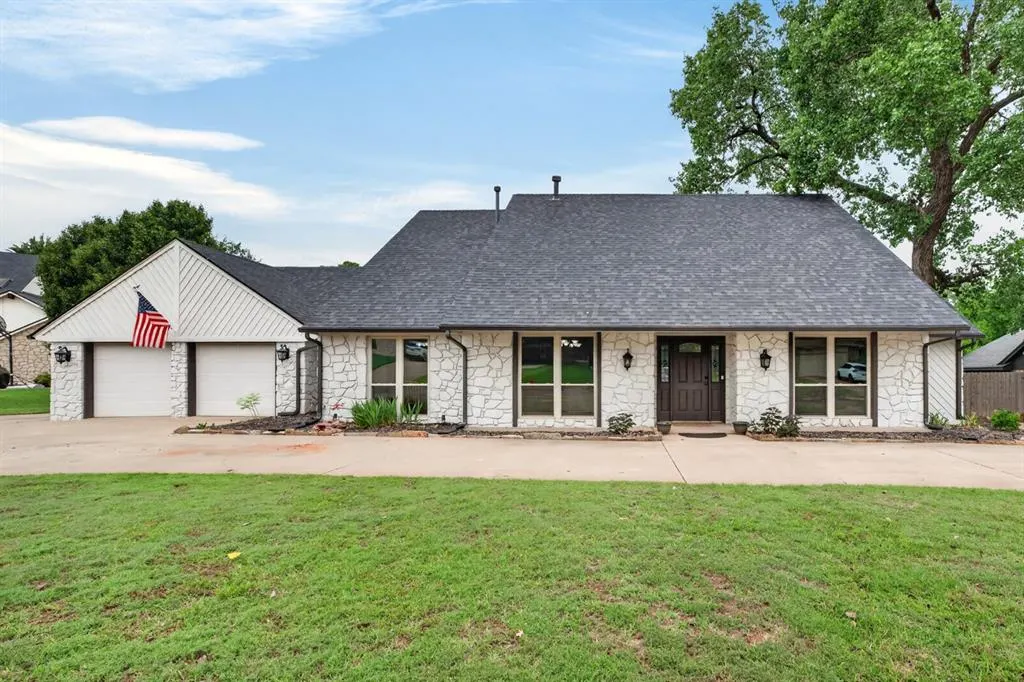 Photo 2 — 1809 Nighthawk Court, Edmond, OK 73034