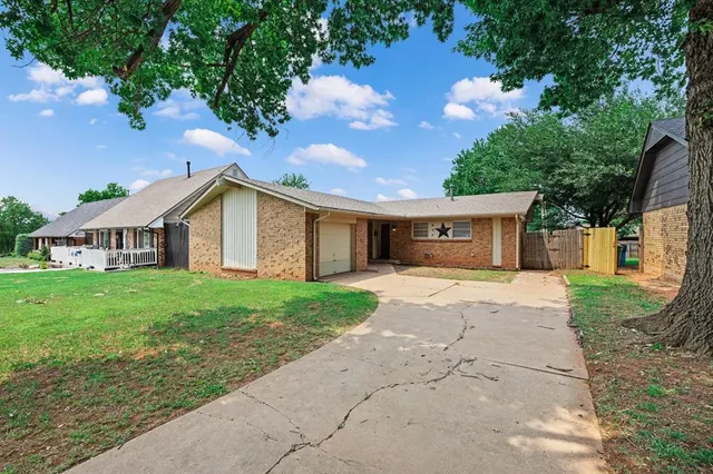 Front exterior — 637 Redstone Avenue, Edmond, OK 73013
