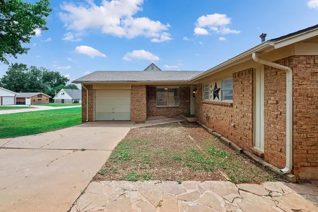 Photo 2 — 637 Redstone Avenue, Edmond, OK 73013