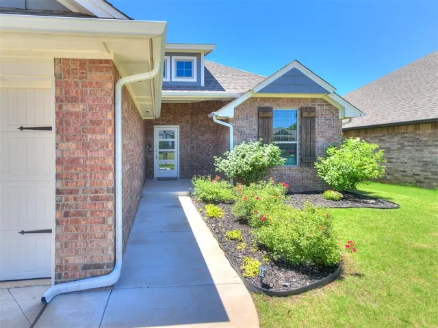 Photo 2 — 3909 Palmetto Trail, Oklahoma City, OK 73179