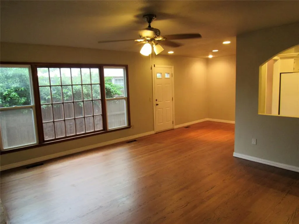 Photo 4 — 9909 Sunnymeade Place, Oklahoma City, OK 73120