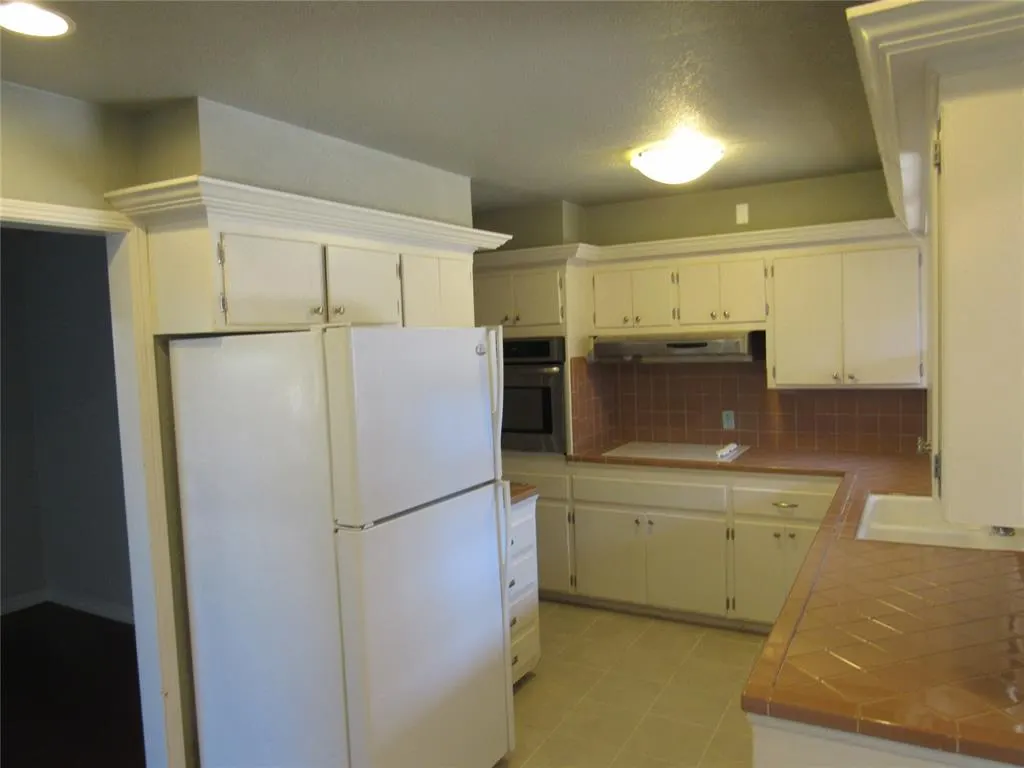 Photo 7 — 9909 Sunnymeade Place, Oklahoma City, OK 73120