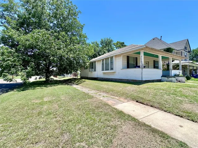 Photo 2 — 327 N Park Avenue, Shawnee, OK 74801