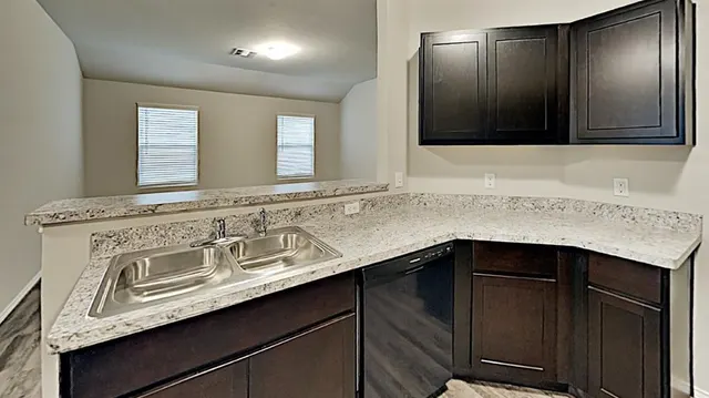 Photo 7 — 11648 NW 97th Street, Yukon, OK 73099