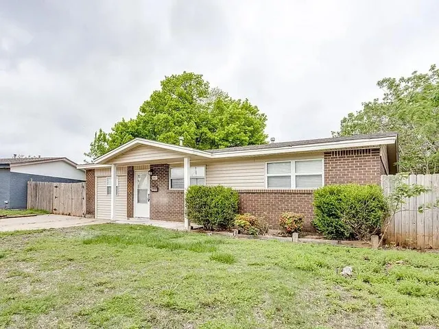 Photo 3 — 641 SW 15th Street, Moore, OK 73160